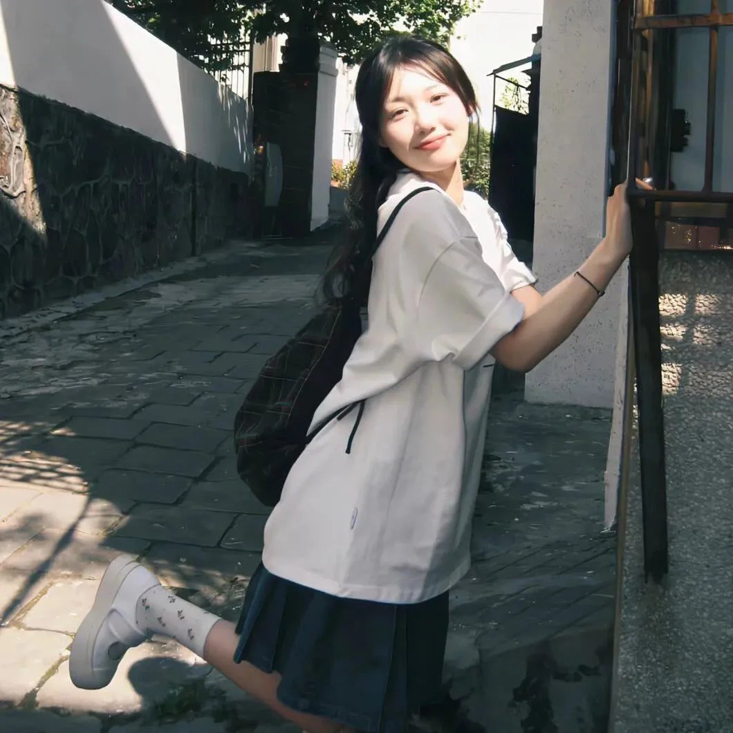 《同学妈妈》AI成人短剧剧照：母亲的居家形象与日常家务动作