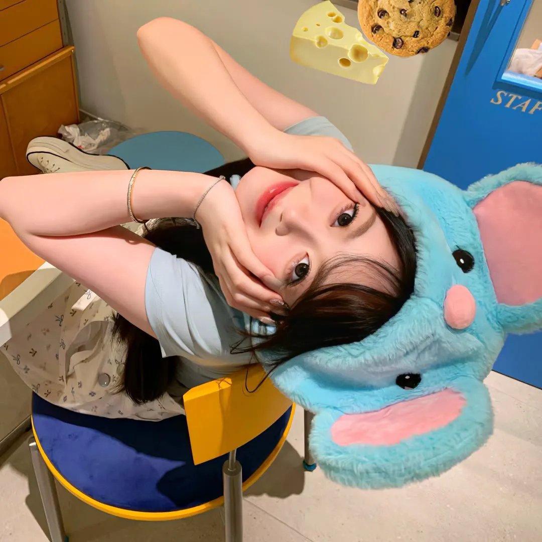 《同学妈妈》AI成人短剧剧照：浴室门外调整手机角度偷录的身影
